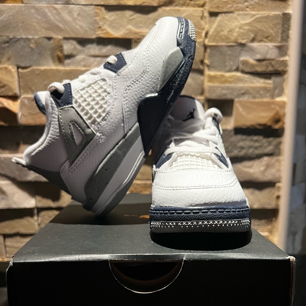 Jordan 4 Retro. White/Midnight Navy, Size 9C.